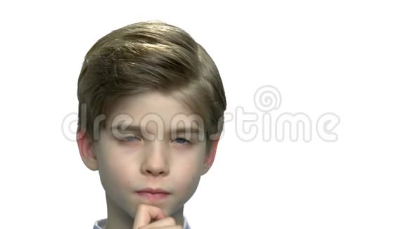 小男孩在白色背景下思考视频的预览图