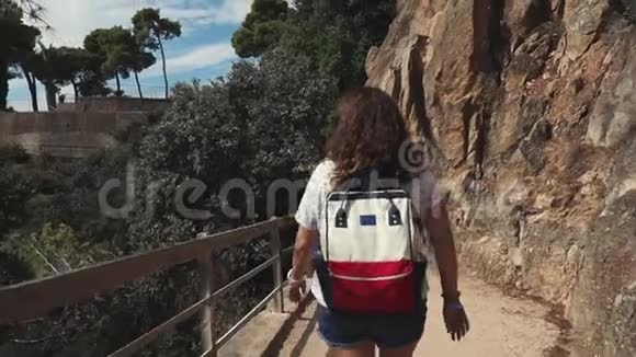 夏日女性在自然地标公园散步视频的预览图