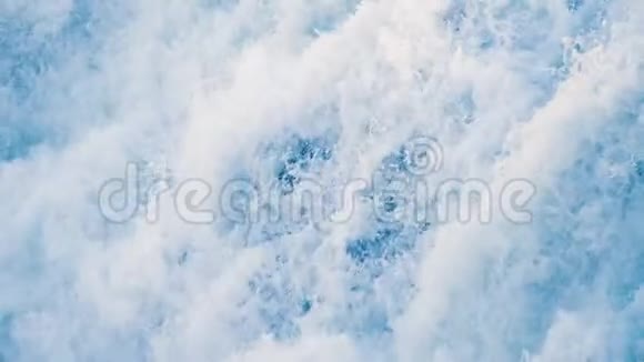 水的质地纯蓝色的水有光反射慢动作视频的预览图