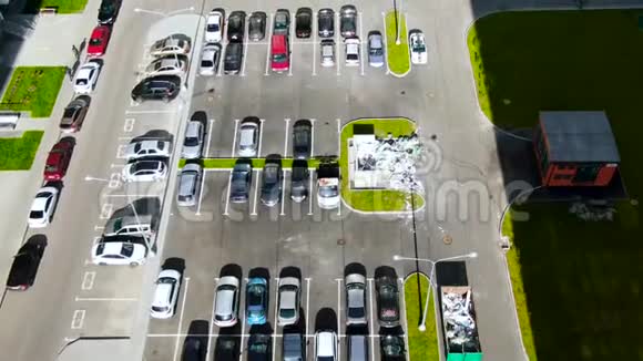 有许多汽车在绿色草坪附近停车的鸟瞰图动作停车区的俯视图混凝土路面视频的预览图