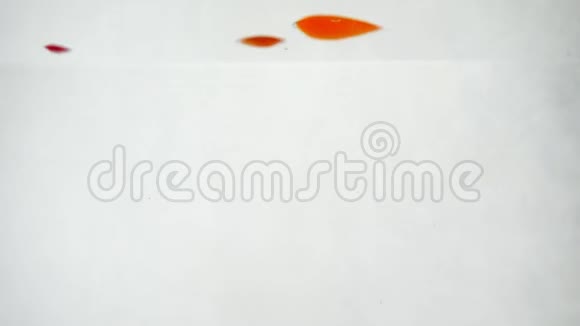 甜椒和樱桃番茄在白色背景下潜入水中视频的预览图