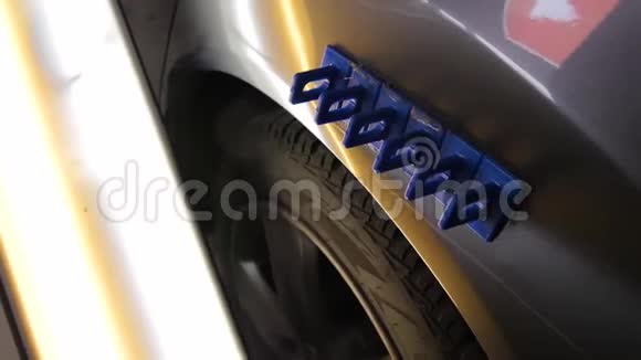 油漆凹痕修复拆除附在凹痕车上的木棍使汽车表面对齐汽车修理店工具视频的预览图