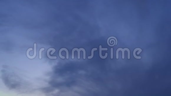 飞机飞过头顶特写镜头晚上好背景中的深蓝色云层视频的预览图