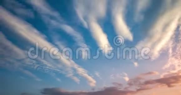 时间流逝剪辑蓝天背景与微小卷曲条纹云在晚上天气晴朗多风天气视频的预览图