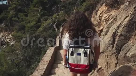在国家公园的山坡上成年妇女被古老的石阶降下视频的预览图