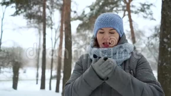 冬天下雪天冻僵的成年妇女视频的预览图