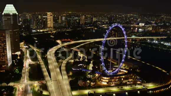 新加坡城市之夜时光机与摩天轮与高速公路大楼毛巾和海船的交通视频的预览图