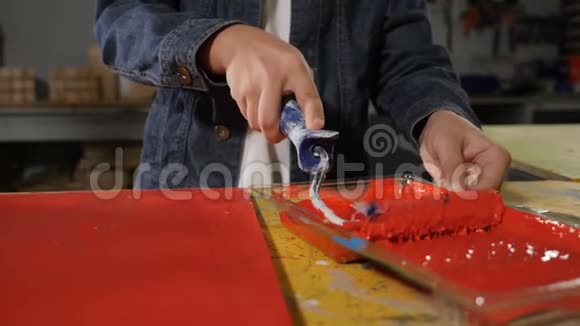 男孩和女孩画板的特写镜头与滚轮缓慢运动玩建筑设计师的小孩视频的预览图