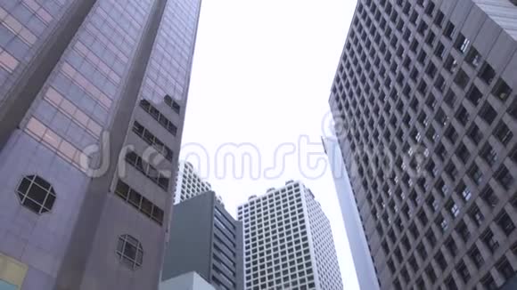 在中国香港城市的底层景色中有门面商务办公室和摩天大楼现代公司办公室视频的预览图