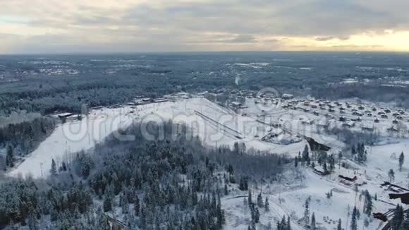 冬季度假胜地动作冬季森林环绕的大型滑雪场斜坡和滑雪场的鸟瞰图视频的预览图