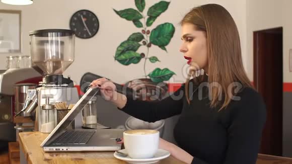 现代女商人在咖啡店里工作喝咖啡视频的预览图