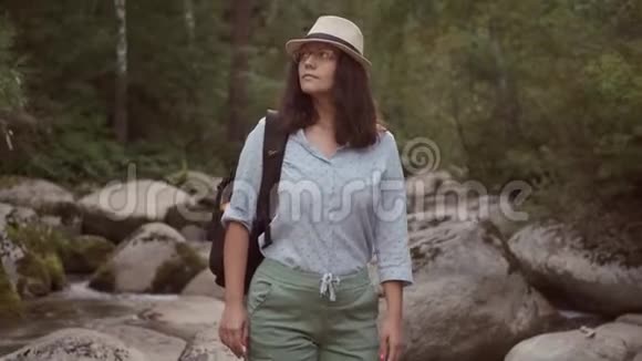 女旅行者走在大自然的巨石上视频的预览图