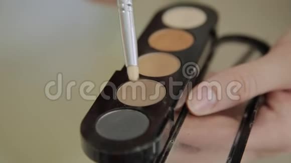 有眼影和化妆刷的调色板女人化妆品早上化妆装饰化妆品带有视频的预览图