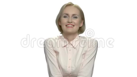 白色背景上轻松快乐的年轻女人视频的预览图