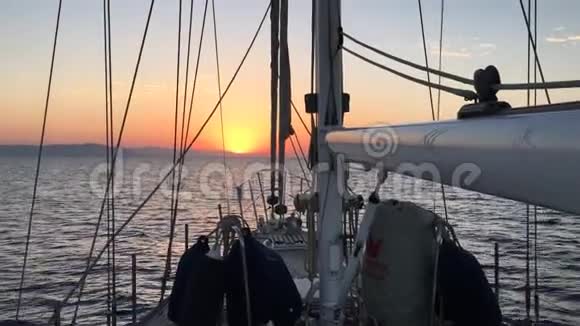 帆船在海上日出时接近陆地视频的预览图