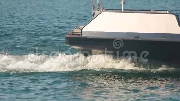 船在湖上慢莫视频的预览图