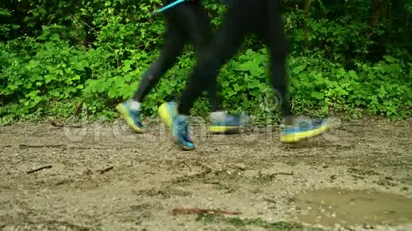 雨后穿越森林的超级马拉松运动员腿的细节视频的预览图