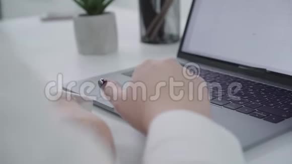 一只女性手在键盘上打字并翻动笔记本电脑秘书或女商人的手视频的预览图