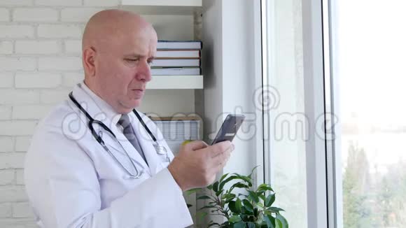 在专业对话中使用手机的医生图像视频的预览图