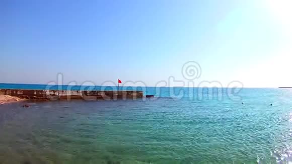 埃及红海码头上危险的红旗晴天多风角度广慢运动标准运动天际线视频的预览图