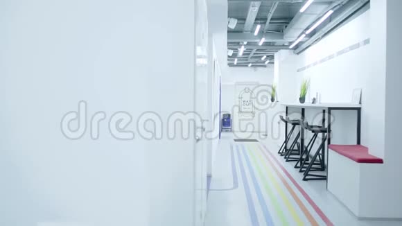 浅色走廊的办公空间白色的阁楼风格工作场所视频的预览图