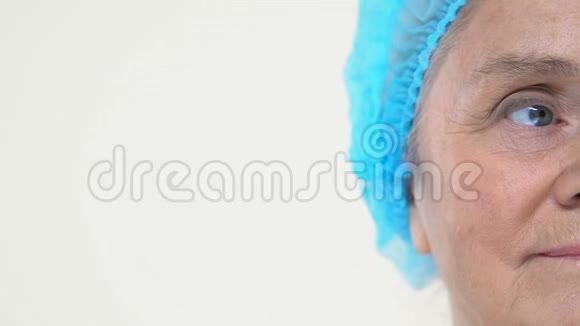 女性美容师手工注射玻尿酸面部年轻化视频的预览图