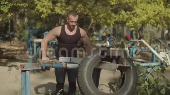 肌肉男在户外健身房做三头肌锻炼视频的预览图