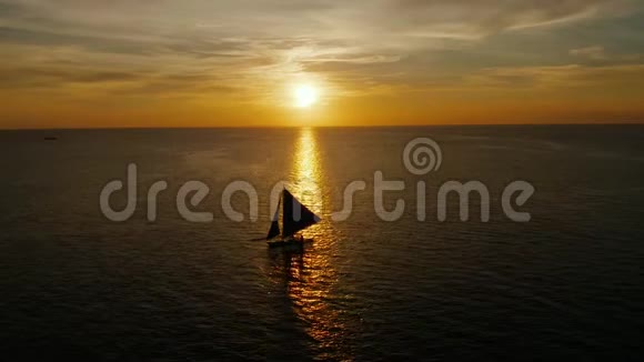 菲律宾长滩岛日落时出海的帆船帆船迎着美丽的日落视频的预览图