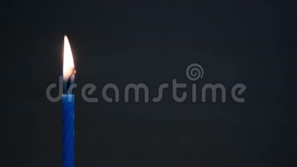 在黑暗的背景下慢慢燃烧蜡烛视频的预览图