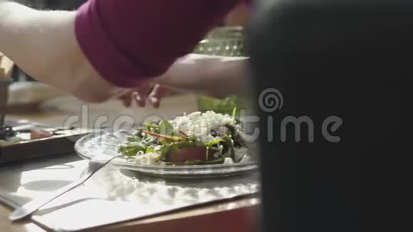 年轻的女人涂在面包上美味的奶酪和酱汁从美味的盘子在餐厅快关门视频的预览图