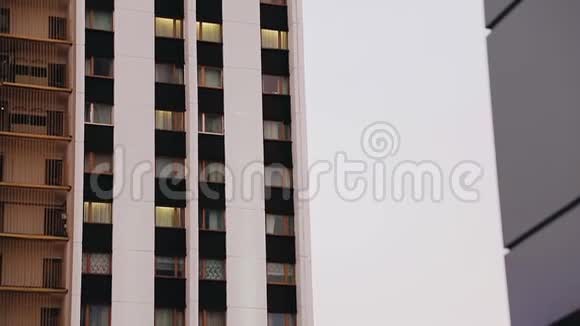 高层建筑的特写摄像机从下往上看大楼视频的预览图