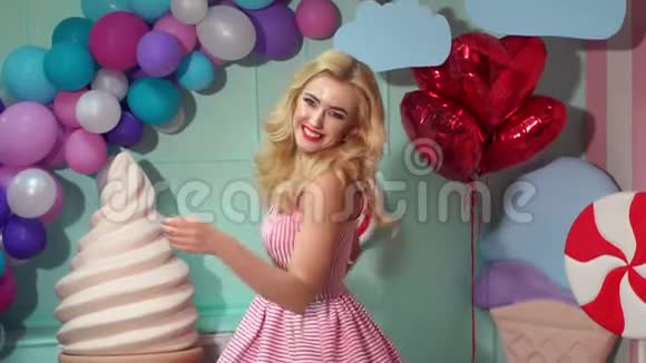 一个穿着粉红色裙子的快乐女孩在派对上旋转的特写镜头慢动作视频的预览图