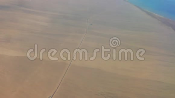从飞机上俯瞰沙漠和碧水视频的预览图