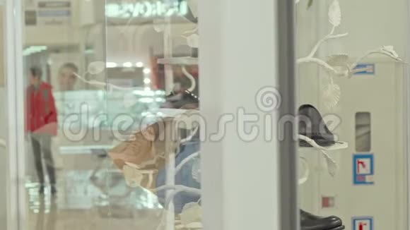 一对成熟夫妇一起在商场购物的镜头视频的预览图
