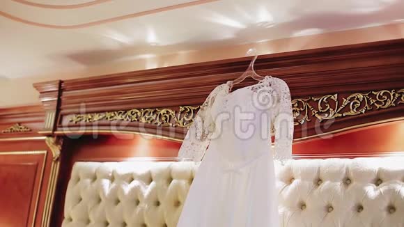 漂亮的白色婚纱挂在床上很漂亮的酒店房间光线不错视频的预览图
