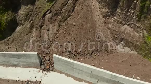 菲律宾Camiguin岛上有混凝土栅栏的道路保护道路不受塌方和滑坡的影响视频的预览图