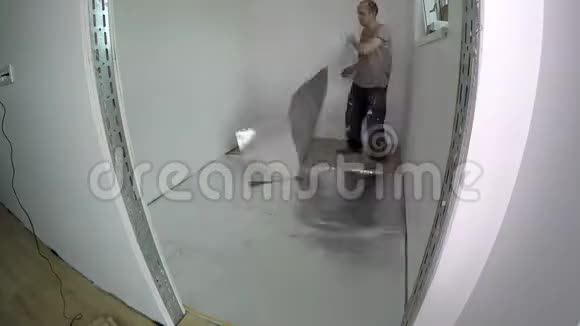 专业人员在新公寓房间铺设层压板地板时间推移视频的预览图