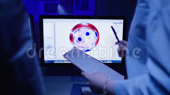 科学家观察监视器上的分子库存录像在监视器屏幕上接近的分子物质视频的预览图