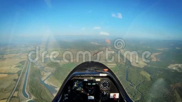 小型私人飞机或滑翔机驾驶舱的POV视频的预览图