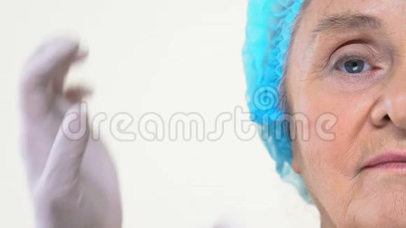 整形外科医生为老女性做面部标记眼科手术美容护理视频的预览图