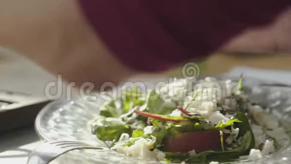 女用手涂抹面包美味的奶酪和酱汁从精美的盘子在餐厅关门视频的预览图