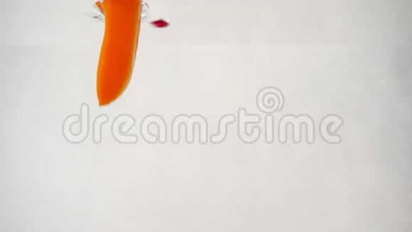 许多新鲜的五彩斑斓的红椒甜椒掉进水里溅起泡泡视频的预览图