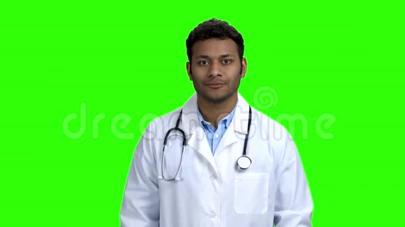 年轻的印度医生伸出大拇指视频的预览图
