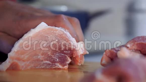 用刀切下一块猪肉视频的预览图