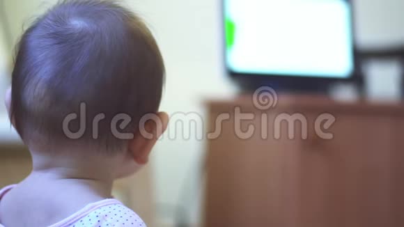小女孩在平板电脑上看动画片视频的预览图