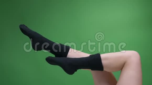 特写侧景拍摄女腿在可爱的短黑色针织袜子诱人的移动与后轮孤立在视频的预览图