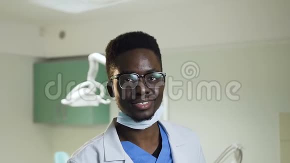 在牙医办公室里用医疗器械拍摄的非洲年轻牙医的肖像视频的预览图