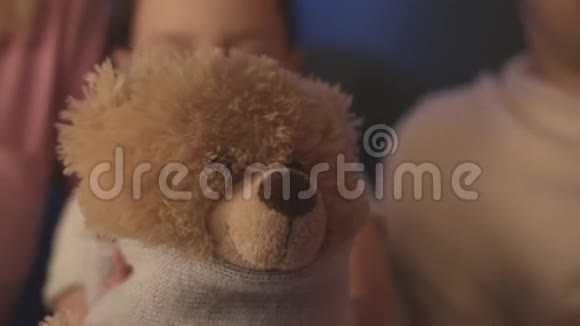 儿童玩毛绒玩具的特写库存录像漂亮的泰迪熊给小孩子女孩子照顾视频的预览图