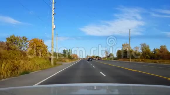 白天从汽车行驶的乡村公路后景车景点POV车后国家州际公路或高速公路视频的预览图