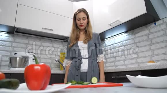家庭主妇磨刀桌子上有蔬菜4K慢慢视频的预览图